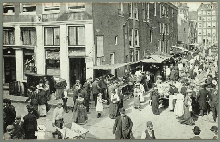 Bron: JWC. Jodenbreestraat met de hoek van de Uilenburgersteeg circa 1908 Collectie Joods Historisch Museum F002718